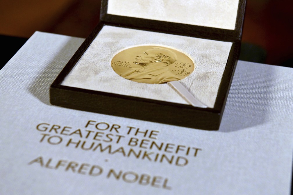 A medalha do Prêmio Nobel. — Foto: Angela Weiss/Pool Photo via AP, File