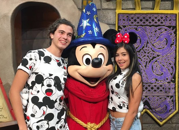 Matheus Lustosa e Cíntia Cruz posam com Mickey Mouse (Foto: Reprodução/Instagram)