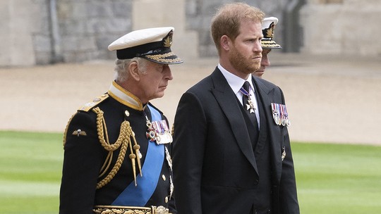 Rei Charles quer o príncipe Harry 'de volta à família' e 'na coroação', diz site