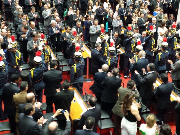Dragões da Inconfidência e convidados recebem Alberto Pinto Coelho no plenário da Assembleia Legislativa de Minas Gerais (Foto: Pedro Triginelli/G1) Dragões da Inconfidência e convidados recebem Alberto Pinto Coelho no plenário da Assembleia Legislativa de Minas Gerais (Foto: Pedro Triginelli/G1)