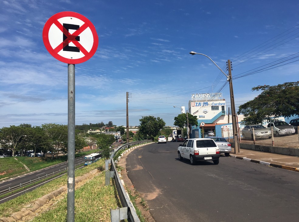Sinalização foi instalada pela Semav na Avenida Joaquim Constantino  (Foto: Valmir Custódio/G1)