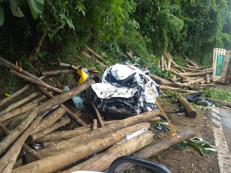 Carro foi destruído pelo impacto das toras de madeira que caíram do caminhão em Botucatu  — Foto: Corpo de Bombeiros/ Divulgação 