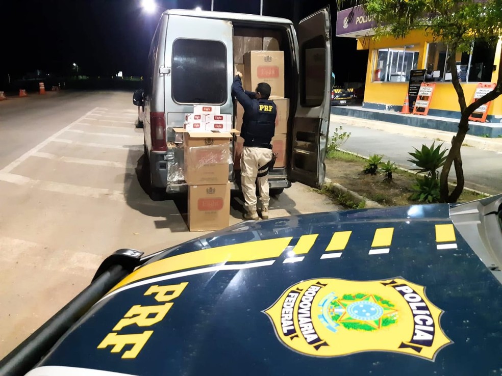 Dentro da van foram encontradas 140 caixas de cigarro. — Foto: Polícia Rodoviária Federal