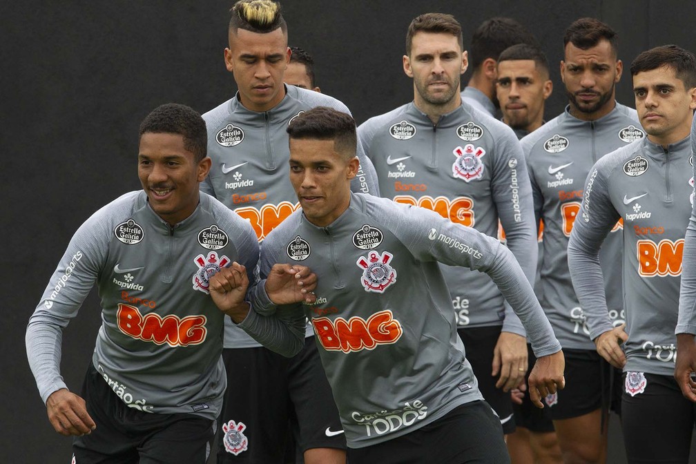 Pedrinho, Davó e os demais atletas no CT do Corinthians — Foto: Daniel Augusto Jr/Ag. Corinthians