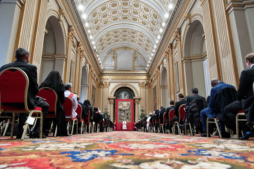 Papa Francisco fala a embaixadores no Vaticano durante audiência em 9 de janeiro de 2023. — Foto: Divisione Produzione Fotografica /Vatican Media via Reuters