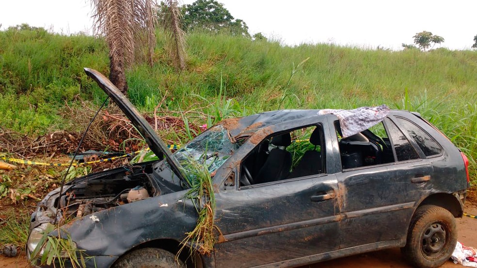 Suspeitos de assalto capotam carro durante fuga e um morre na Bahia (Foto: Fábio Santos/Site do Voz da Bahia)