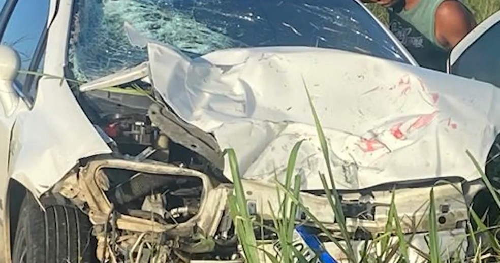 Frente de carro envolvida no acidente ficou completamente destruída — Foto: TV Sudoeste