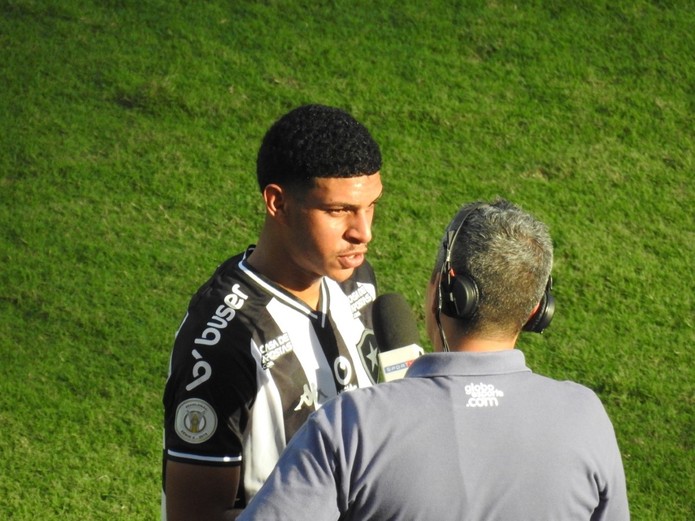 Luis Henrique ganhou os holofotes nos últimos jogos; contra o Ceará, deu entrevista após assistência para Marcos Vinicius — Foto: Fred Gomes
