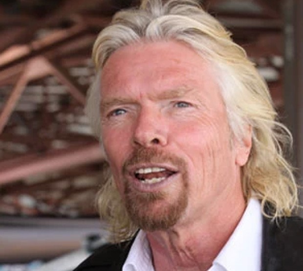Richard Branson perdeu aposta e foi obrigado a passar um dia como 'aeromoça' em voo (Foto: AP)