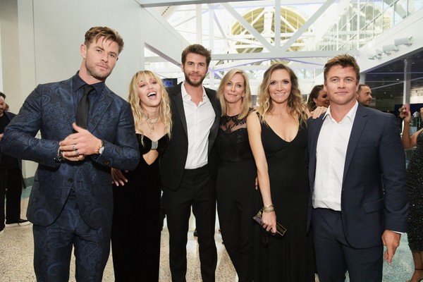 A família Hemsworth na estreia de Vingadores: Ultimato (2019): Chris Hemsworth, Miley Cyrus, Liam Hemsworth, Luke Hemsworth com a esposa e a mãe dos três irmãos Hemsworth (Foto: Getty Images)