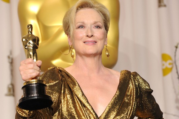 A atriz Meryl Streep com um dos três Oscar vencidos por ela (Foto: Getty Images)