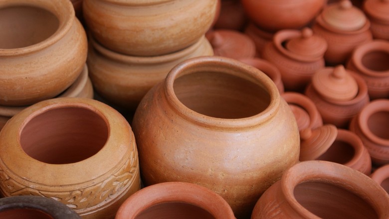 Vasos de cerâmica são possuem certa porosidade, o que aumenta a frequência das regas das plantas (Foto: Reprodução/johannatherealtor/Pixabay)
