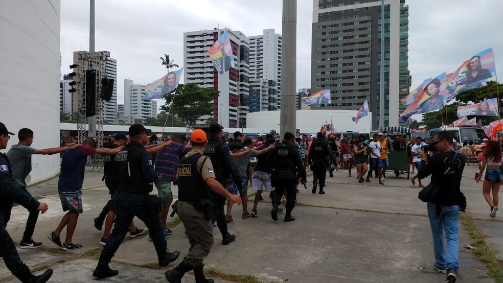 Policiais militares e guardas municipais detiveram jovesn que estariam participando de arrastões na área da concentração da Parada da Diversidade de Pernambuco, na orlça de Boa Viagem, na Zona Sul do Recife, neste domingo (16) — Foto: Wanessa Andrade/TV Globo
