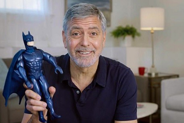 O ator George Clooney fazendo piada com o bonequinho do Batman do filme protagonizado por ele em 1997 (Foto: Reprodução)