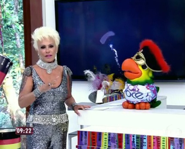 Ana com o macacão na cor real (Foto: Reprodução/ TV Globo)