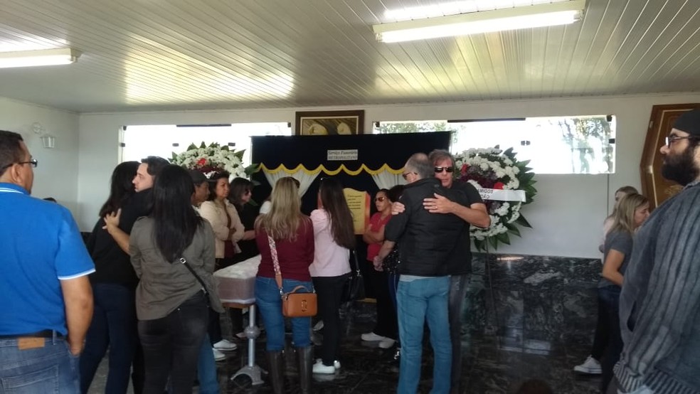 Amigos e familiares se despedem de Paulo P.A. Pagni em Araçariguama — Foto: Ana Beatriz Serafim/G1