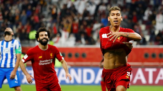 Observado por Salah, Firmino comemora o gol da vitória do Liverpool sobre o Monterrey