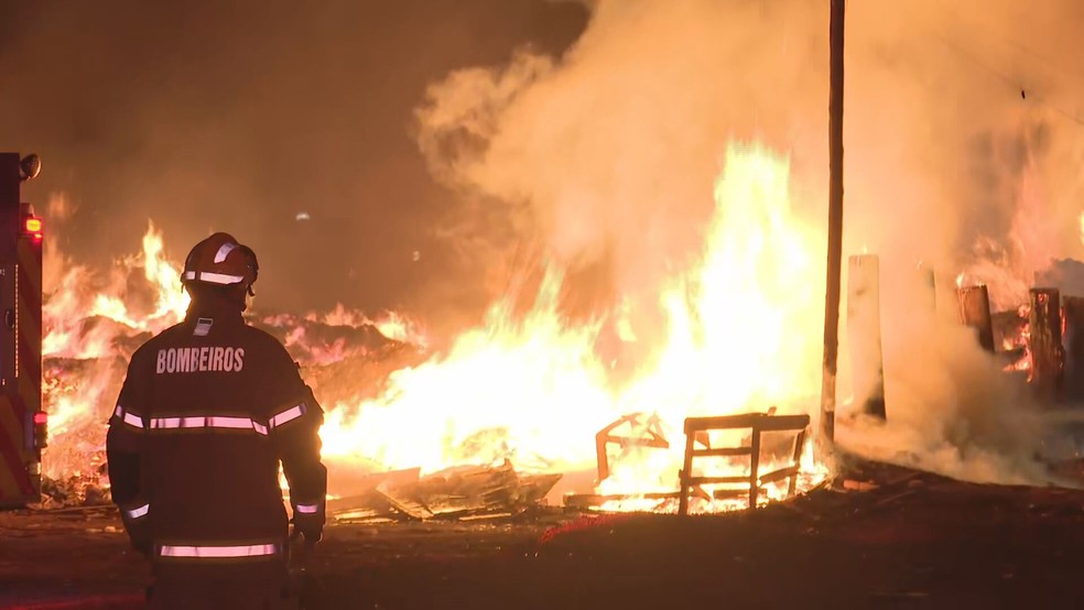 Incêndio queimou materiais recicláveis na Estrutural, no DF — Foto: TV Globo/Reprodução