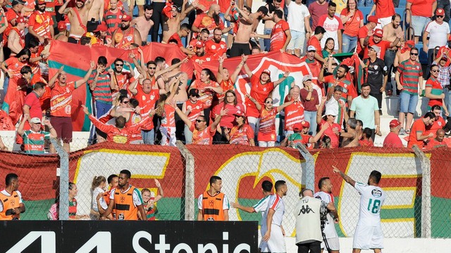 Luan comemora com a torcida da Portuguesa gol da vitória sobre o Rio Claro