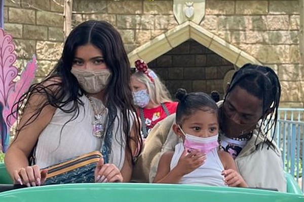 Kylie Jenner e Travis Scott com a filha deles, Stormi, em passeio pela Disneyland (Foto: Reprodução / Instagram)
