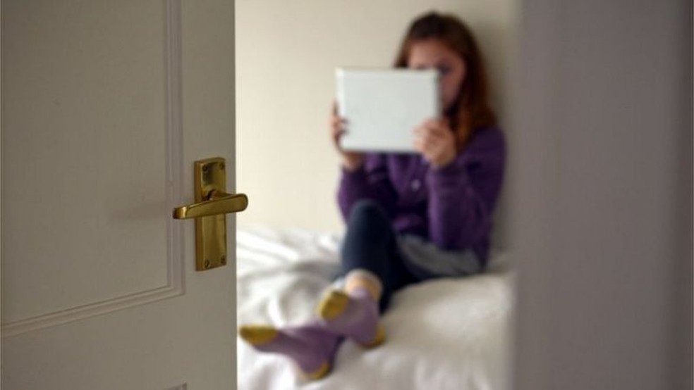 Uso de eletrônicos ficou tão embrenhado no nosso cotidiano que métricas como tempo de tela deixaram de ter o mesmo sentido — Foto: Getty Images via BBC