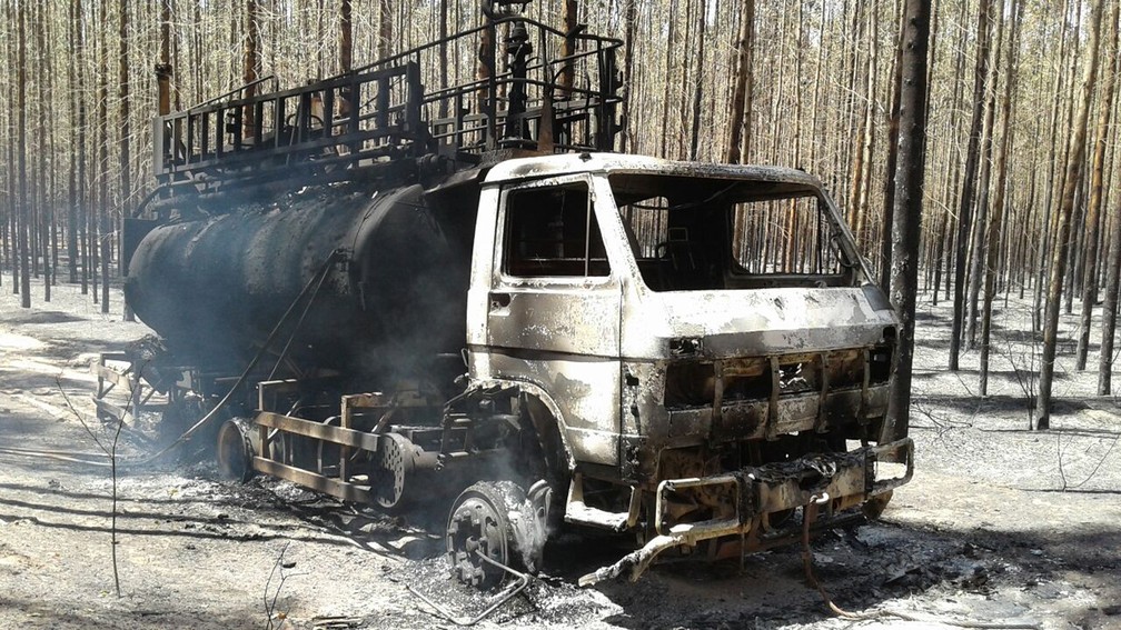 Caminhão-pipa foi destruído durante incêndio que consumiu 1,3 mil hectares de plantação de eucalipto e área de preservação em Ribas do Rio Pardo, MS (Foto: Eduardo de Almeida/TV Morena)