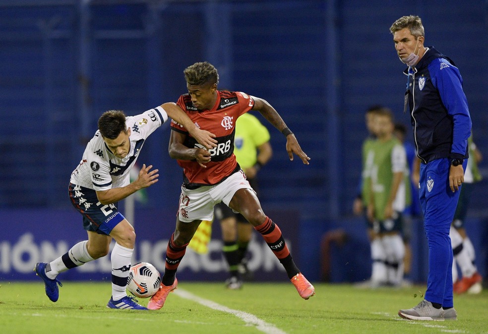 Bruno Henrique no jogo contra o V&eacute;lez &mdash; Foto: Reuters