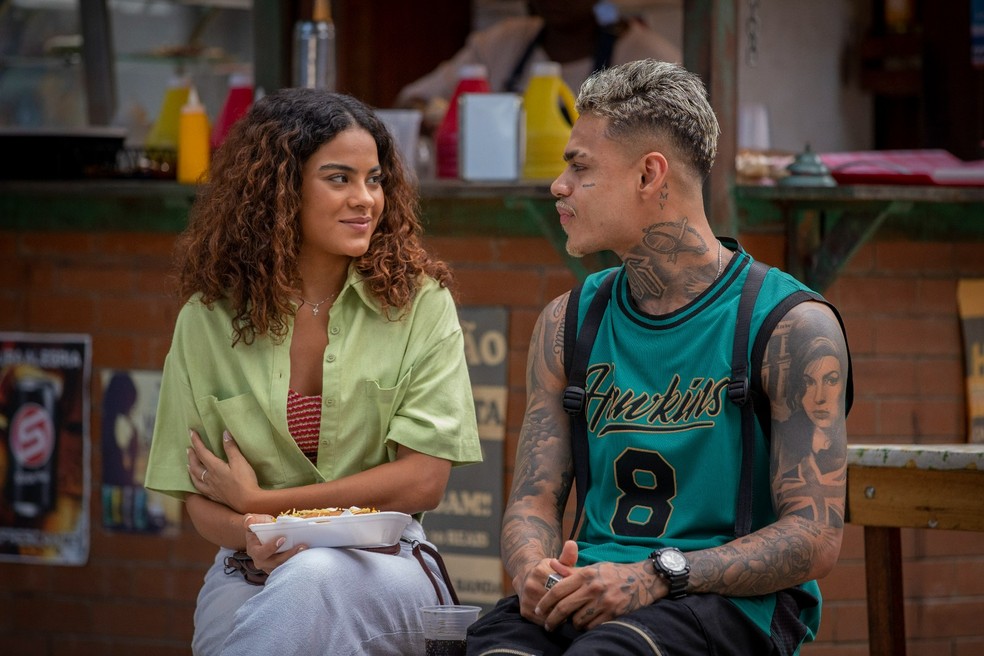 Jenifer (Bella Campos) e Hugo (MC Cabelinho) juntos em cena de 'Vai na fé' — Foto: Paulo Belote/Rede Globo