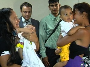 Mães que tiveram os filhos trocados &#39;dividem&#39; amor pelas duas crianças em Goiânia, Goiás (Foto: Reprodução/TV Anhanguera)