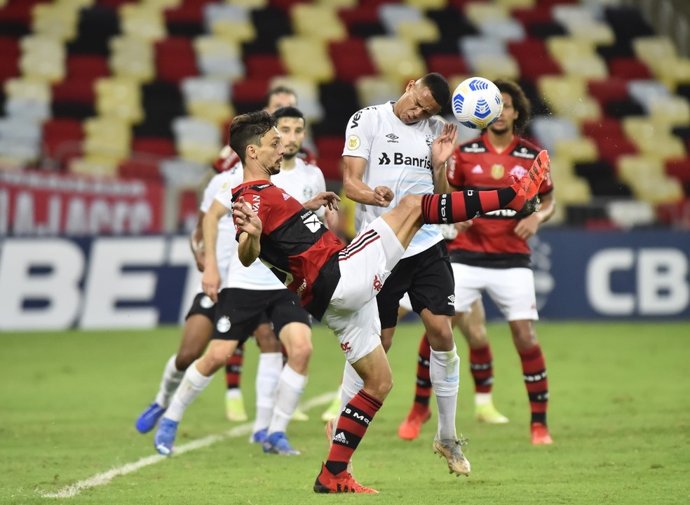 Rodrigo Caio leva cart&atilde;o contra o Gr&ecirc;mio &mdash; Foto: Andr&eacute; Dur&atilde;o
