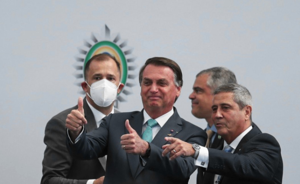 O presidente Jair Bolsonaro, ao lado do ministro da Defesa, Walter Braga Netto. 