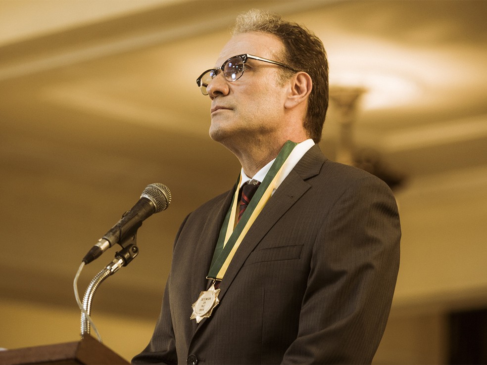 Após receber a medalha, Amaral começa a discusar, mas é interrompido com sons de apito  (Foto: Raphael Dias/Gshow)
