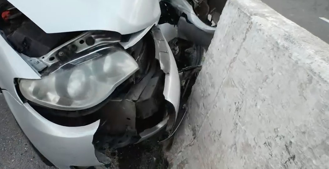 Motorista abandona veículo após bater em mureta na Av. ACM, em Salvador