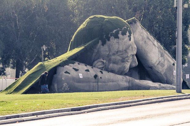Gigante em Budapeste (Foto: Reprodução/Facebook)