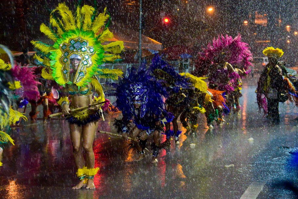 Sob chuva, caboclinhos desfilam na Avenida Dantas Barreto, no Centro do Recife (Foto: Daniel Tavares/PCR/Divulgação)