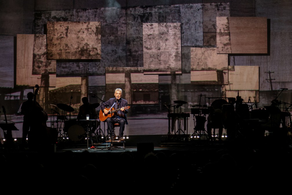 Chico Buarque toca violão à frente do cenário de Daniela Thomas na estreia carioca do show 'Que tal um samba?'  — Foto: Ricardo Nunes / Divulgação Vivo Rio