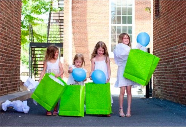 Use sacolas coloridas para ficar ainda mais divertido (Foto: Pinterest)