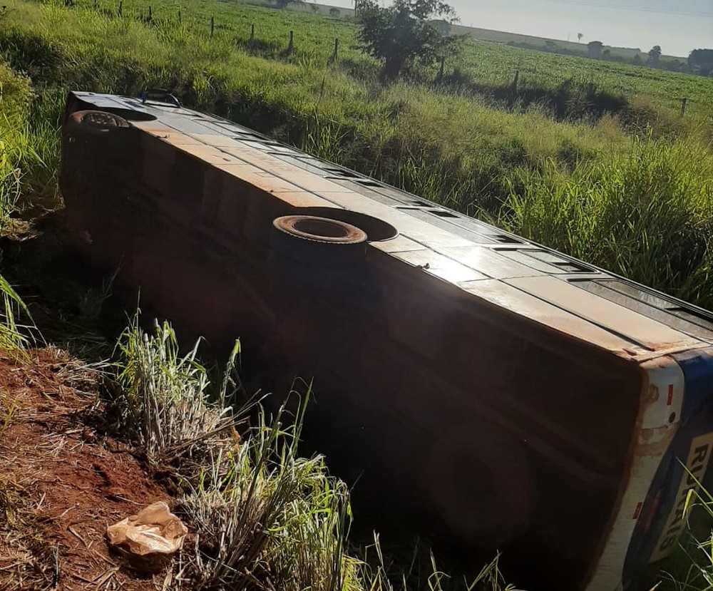 Ônibus com 42 trabalhadores rurais tomba na BR-153, em Frutal
