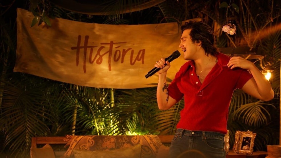 Luan Santana canta em sua primeira live no YouTube — Foto: Reprodução/Canal oficial do artista