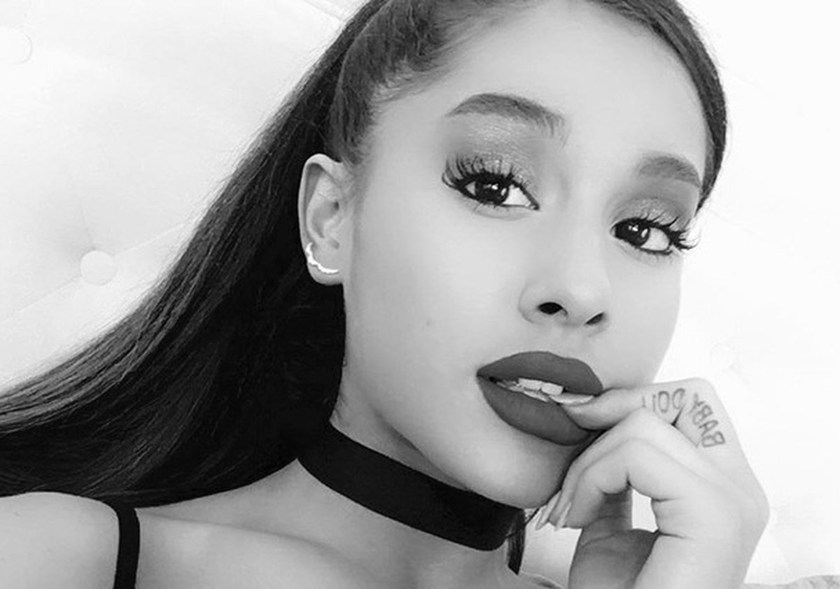 Ariana Grande Dedo Na Boca