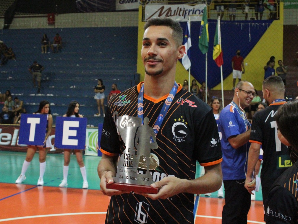 Joãozinho recebe prêmio de Craque da Galera, Artilheiro e Craque da Copa TV Grande Rio de Futsal — Foto: Emerson Rocha