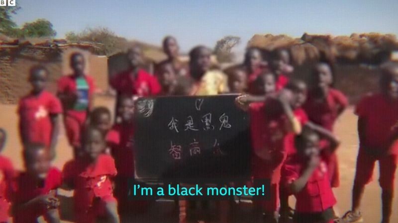 'Sou um monstro negro', repetem as crianças no vídeo (Foto: BBC News)