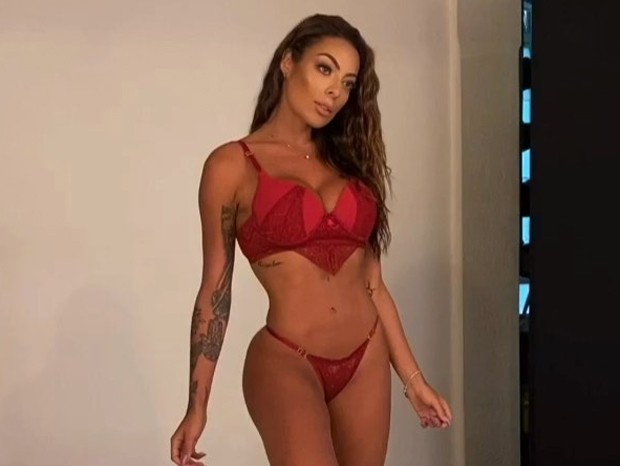 Monique Amin posa de lingerie (Foto: Reprodução/Instagram)