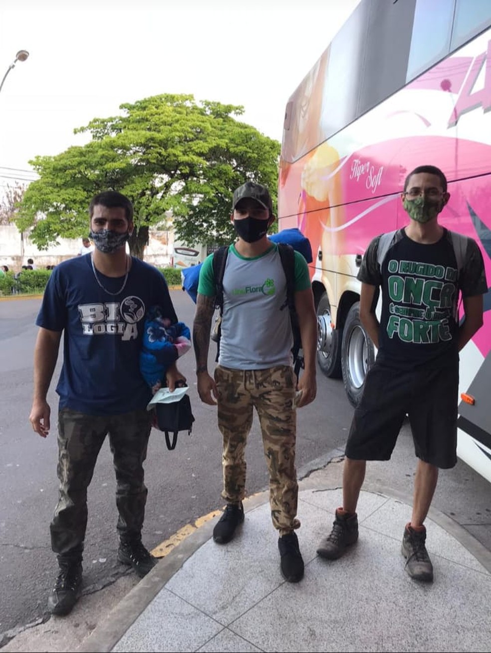 Da esquerda para a direita: Guilherme José Costa, Thiago Luiz Santos da Silva e Pablo Edini Damião, no dia 16 de setembro, no Terminal Rodoviário de Presidente Prudente (SP),antes de embarcarem para Poconé (MT) — Foto: Arquivo Pessoal