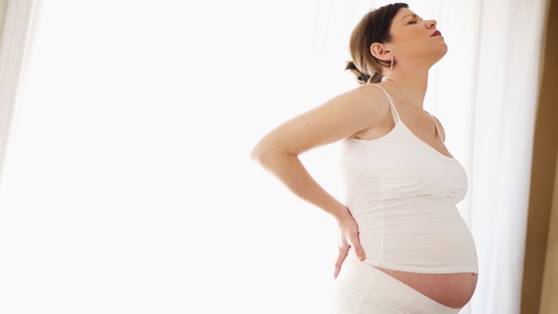 grávida; dor nas costas; saúde (Foto: ThinkStock)