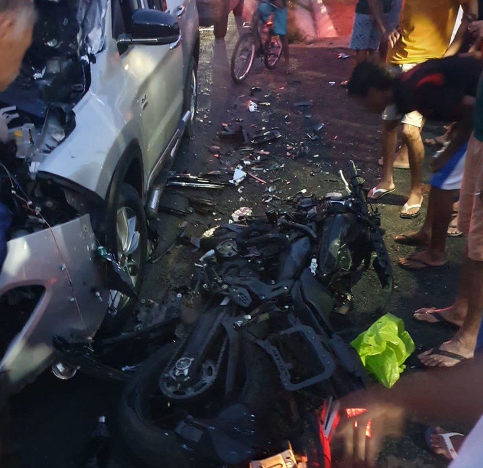 Casal morre após batida entre carro e moto na SE-220 — Foto: TV Sergipe/Reprodução