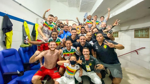 Jogadores do Brusque comemoram o acesso à Série B