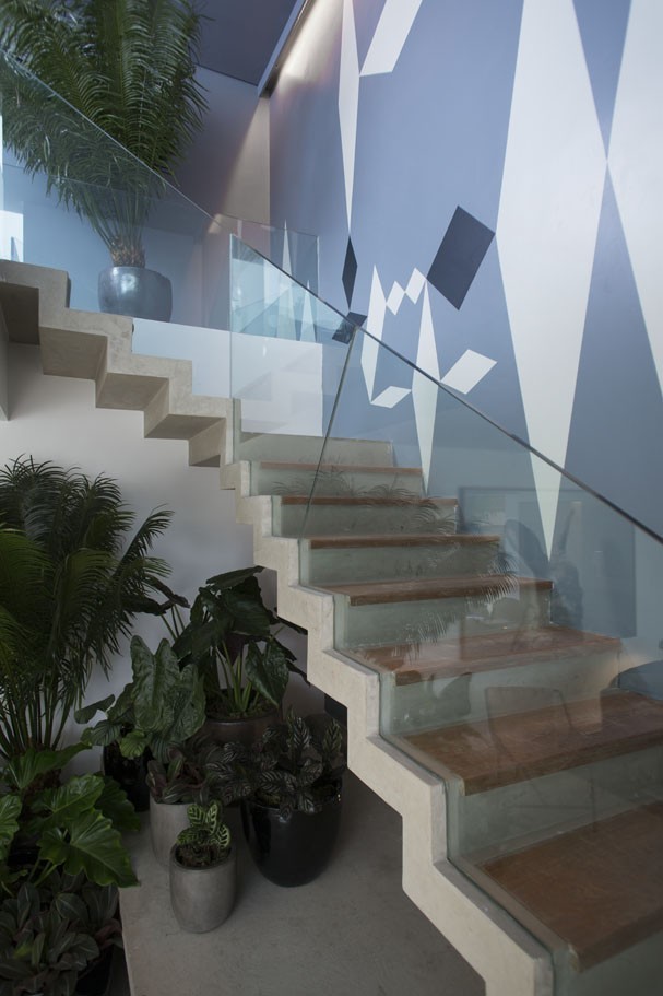A escada, acompanhada pela pintura de Paolo Gonzato, dá acesso à área íntima (Foto: André Klotz)