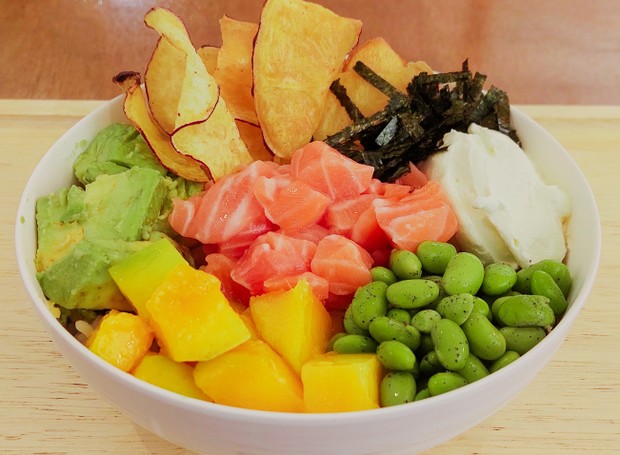 Distribua os ingredientes do poke de salmão tropical sobre o arroz japonês (Foto: Robson Almeida / Divulgação)