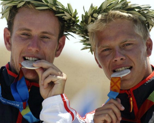 O alemão Stefan Henze (à direita) quando subiu ao pódio nas Olimpíadas de Atenas em 2004 (Foto: Getty Images)